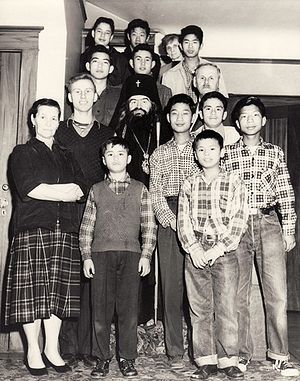 Владыка Иоанн среди детей из приюта святителя Тихона Задонского, Шанхай