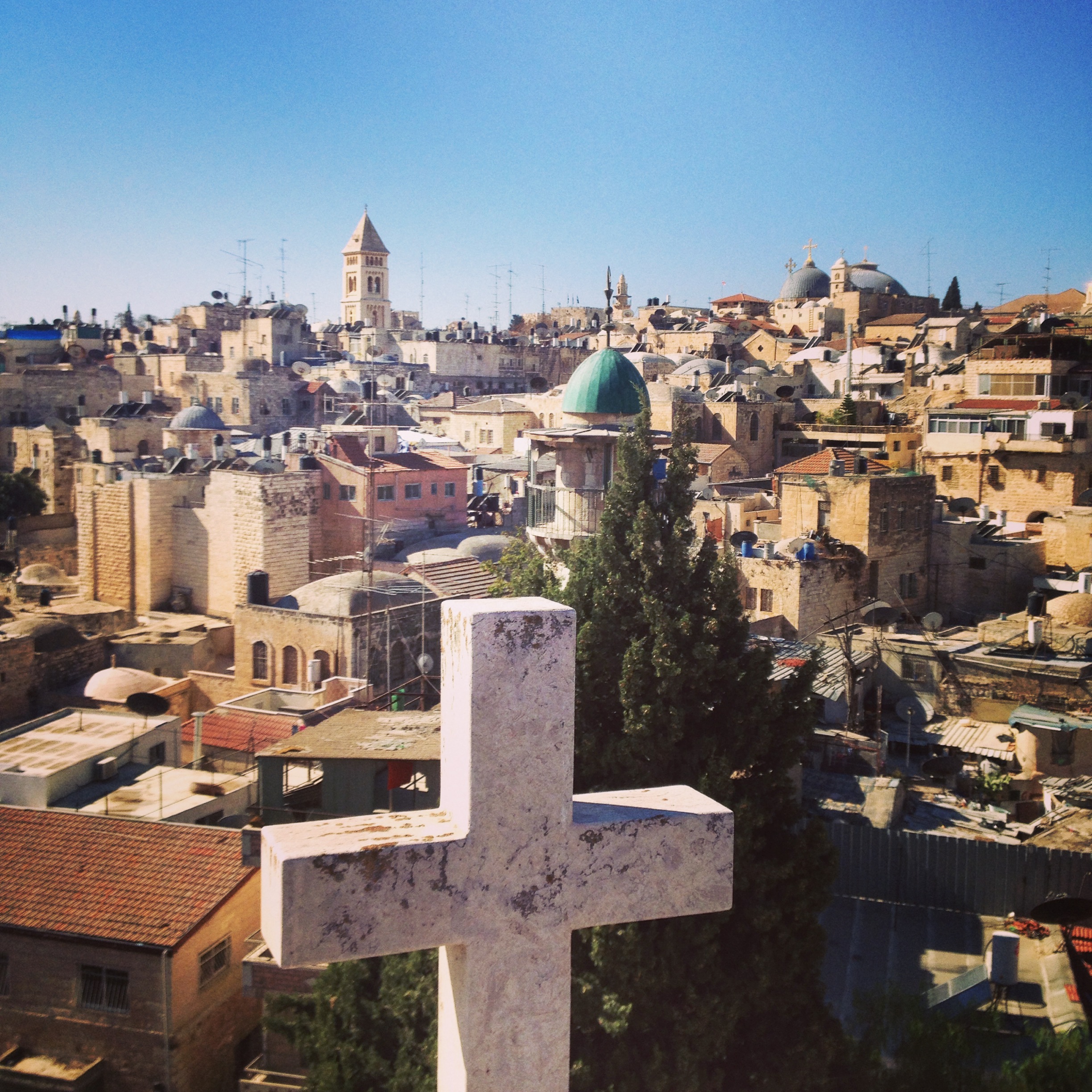 Иерусалим, вид на старый город, вдали справа храм Воскресения Христова
